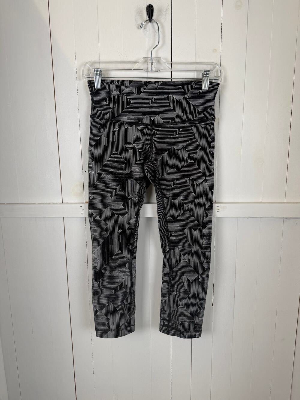 Lululemon Black White Capri Leggings Size 4 Excellent Condition